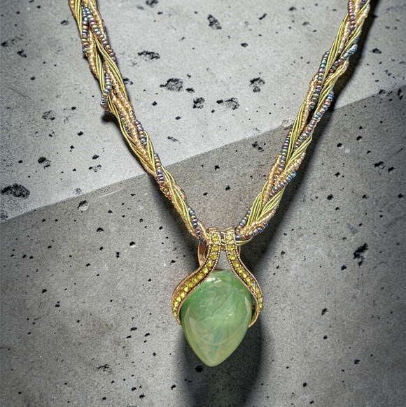 Elegant Jade Green Pendant Necklace - Picture 2 of 3